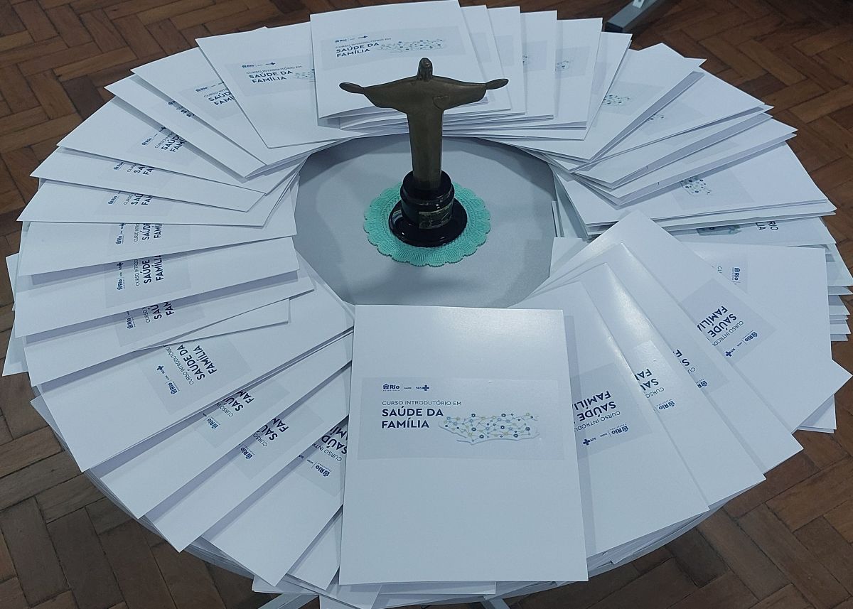 O curso objetiva qualificar os profissionais que ingressam na Atenção Primária à Saúde, para que ampliem sua visão sistêmica e integral do indivíduo, da família e da comunidade na qual estão inseridos. Curso introdutório para preparar o ACS para sua prática cotidiana no território, auxiliando-o em sua integração com a equipe, população, políticas públicas de saúde e promoção da saúde.