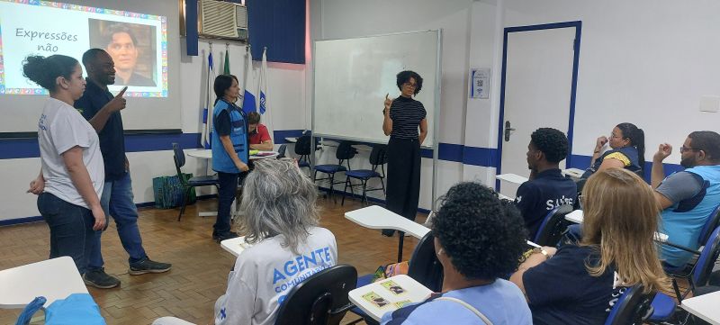 Curso Básico II de Libras - 4ª Aula,, público alvo profissionais da APS, o objetivo é a promoção do ensino da Língua Brasileira de Sinais.