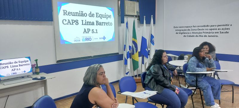 Reunião de equipe CAPS III Lima Barreto - Os CAPS III atende prioritariamente pessoas em intenso sofrimento psíquico decorrente de transtornos mentais graves e persistentes, incluindo aqueles relacionados ao uso de substâncias psicoativas, e outras situações clínicas que impossibilitem estabelecer laços sociais e realizar projetos de vida.