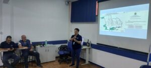 Qualificação técnico-operacional dos AVS - O objetivo central fortalecer as ações de prevenção e controle das arboviroses urbanas, promovendo o uso de novas tecnologias e estratégias baseadas em evidências para aprimorar a atuação dos agentes.