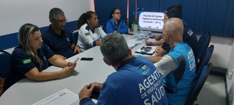 Reunião de equipe dos AVSs, planejamento de ações no território, realizando e execução das ações de vigilância por meio de coleta e pesquisa.