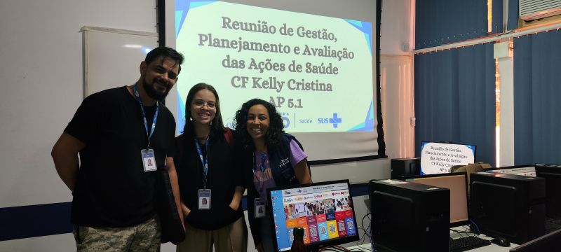 Reunião técnica com seus profissionais de saúde, momento dedicado à gestão do serviço, ao planejamento, à avaliação das ações de saúde e à discussão de casos de usuários.