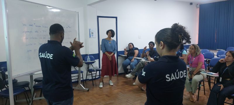 Curso Básico II de Libras - 6ª Aula,, público alvo profissionais da APS, o objetivo é a promoção do ensino da Língua Brasileira de Sinais.