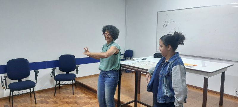 Curso Básico II de Libras - 7ª Aula,, público alvo profissionais da APS, o objetivo é a promoção do ensino da Língua Brasileira de Sinais.