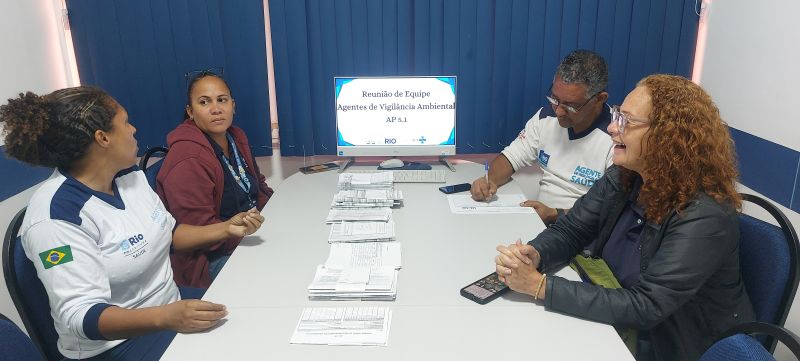 Reunião de equipe dos AVSs, planejamento de ações no território, realizando e execução das ações de vigilância por meio de coleta e pesquisa.