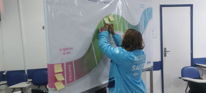 O curso objetiva qualificar os profissionais que ingressam na Atenção Primária à Saúde, para que ampliem sua visão sistêmica e integral do indivíduo, da família e da comunidade na qual estão inseridos. Curso introdutório para preparar o ACS para sua prática cotidiana no território, auxiliando-o em sua integração com a equipe, população, políticas públicas de saúde e promoção da saúde.