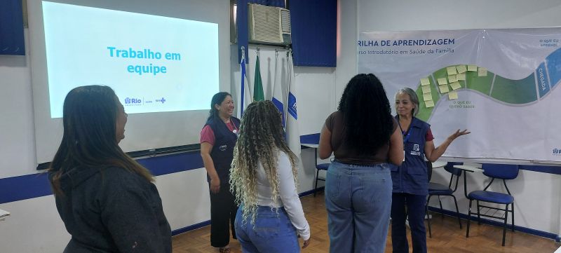 O Curso Introdutório em Saúde da Família é uma das estratégias prioritárias de formação de profissionais da rede de Atenção Primária do município do Rio de Janeiro. Sua atualização, na presente edição, se propõe a problematizar o cotidiano do trabalho dos profissionais à luz dos atributos da Atenção Primária à Saúde, de maneira dinâmica e participativa.